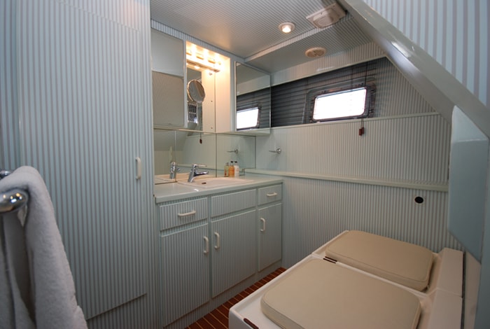 atlantic endevour guest bathroom
