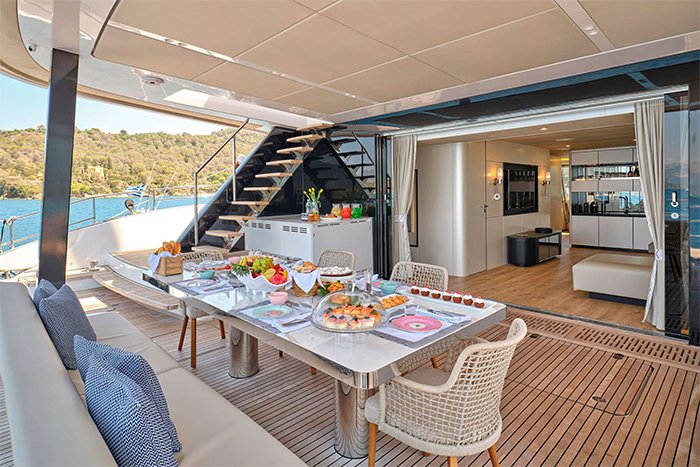 Catamaran Genny cockpit dining