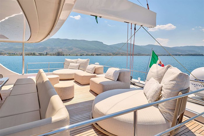 Catamaran Genny flybridge b