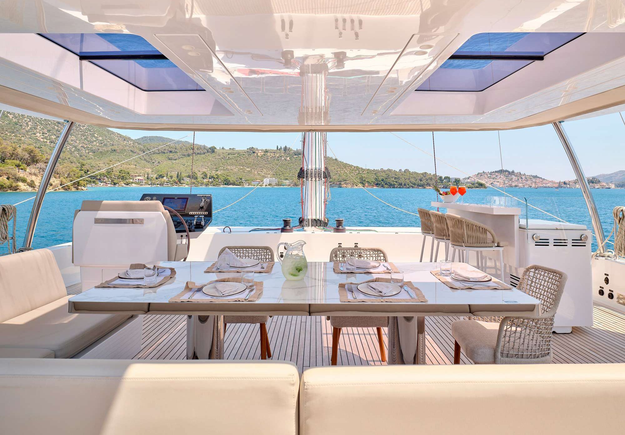 Catamaran Genny flybridge dining