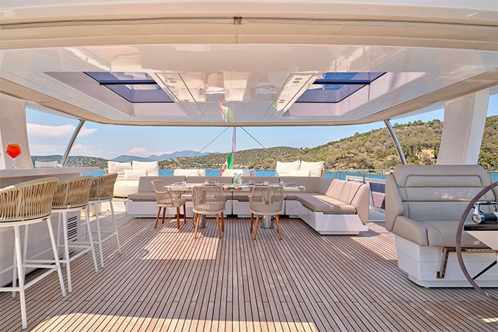 Catamaran Genny flybridge