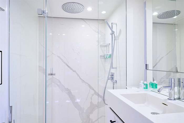 Catamaran Genny master bathroom