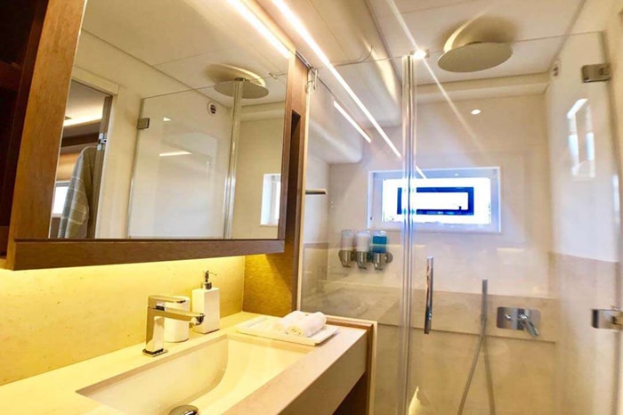Catamaran Tellstar guest bathroom