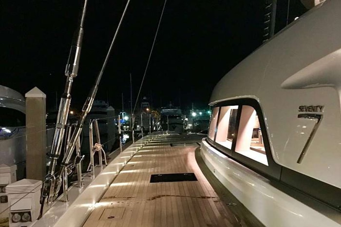 Catamaran Tellstar wide walkaround decks