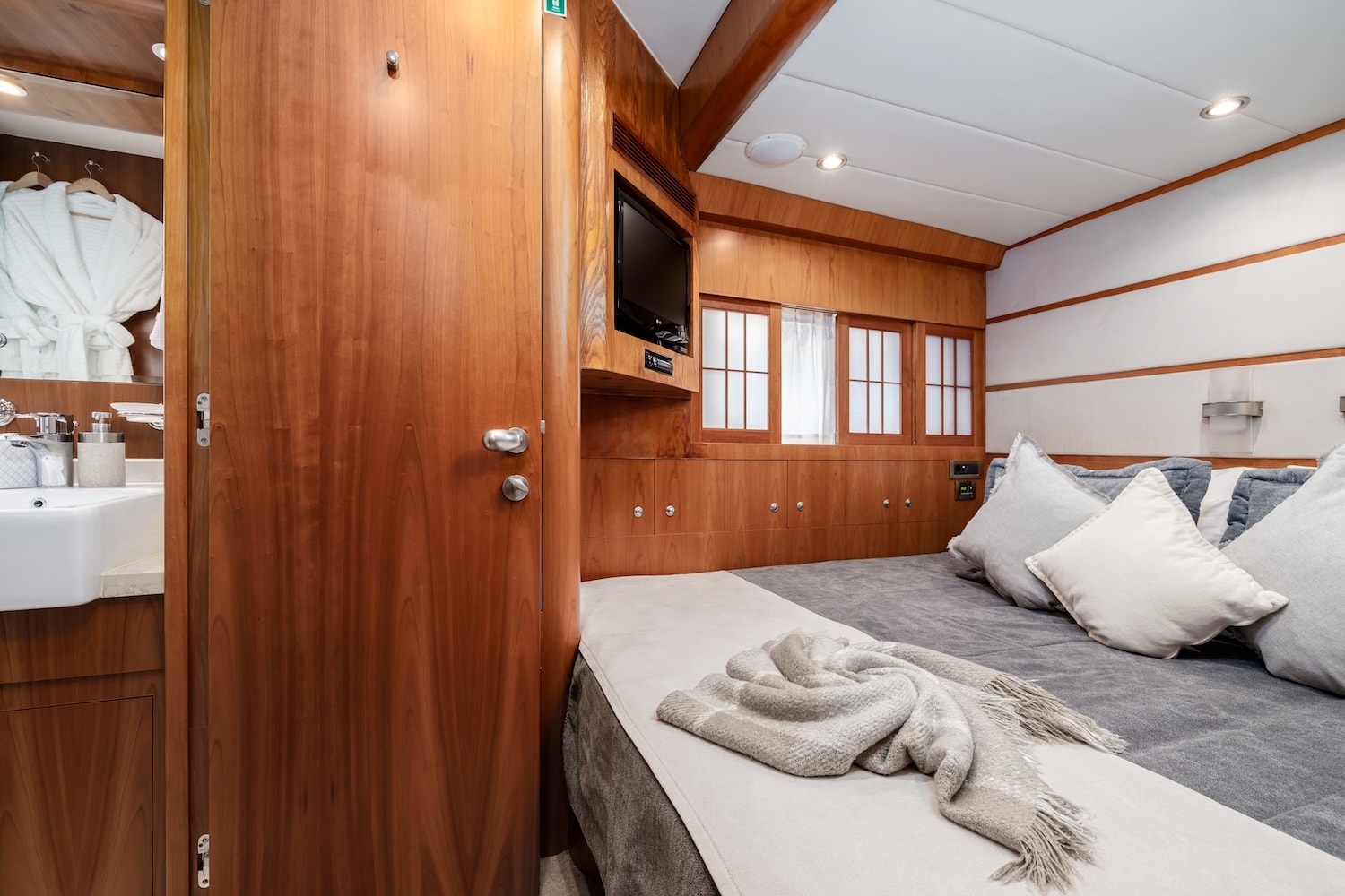 Annabel II - twin/king convertible cabin