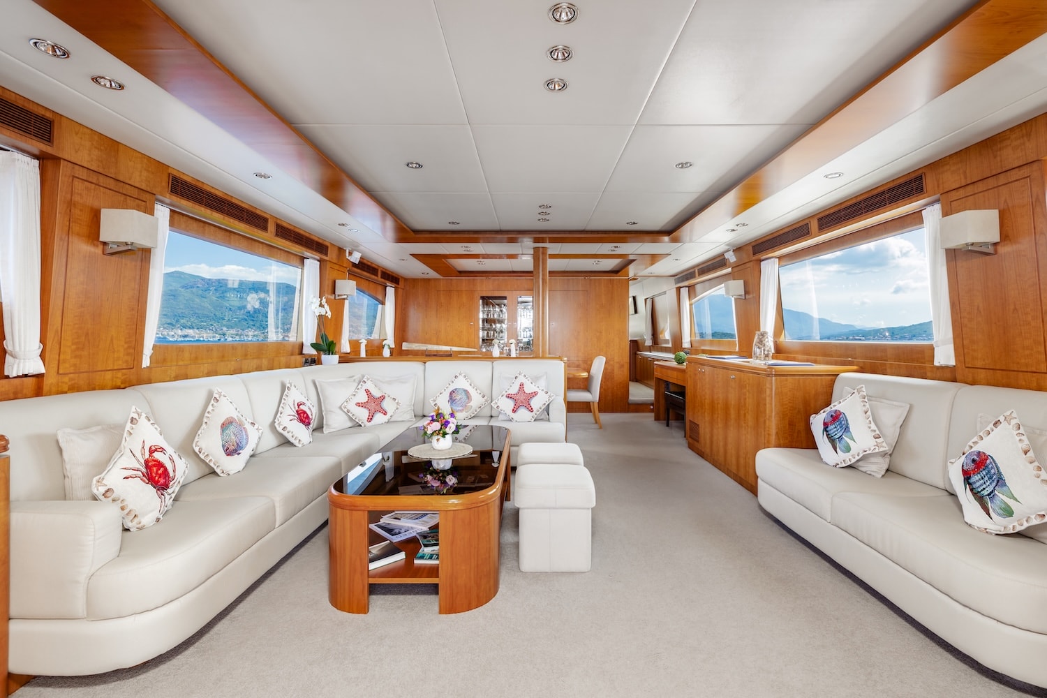 Annabel II - main salon forward