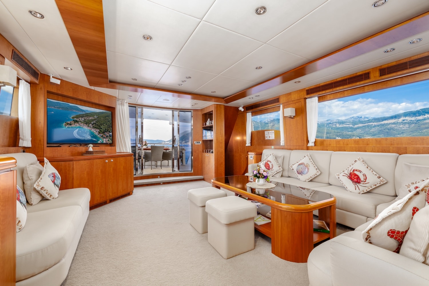 Annabel II - main salon aft