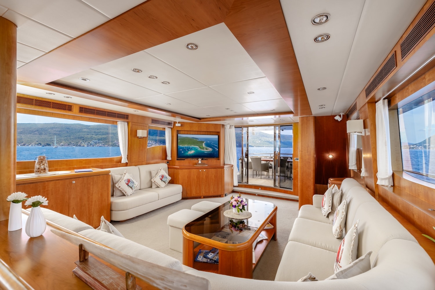 Annabel II - main salon tv