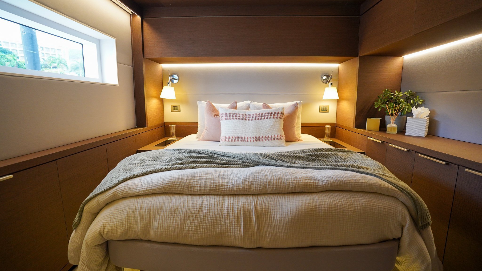 aeolus - queen cabin