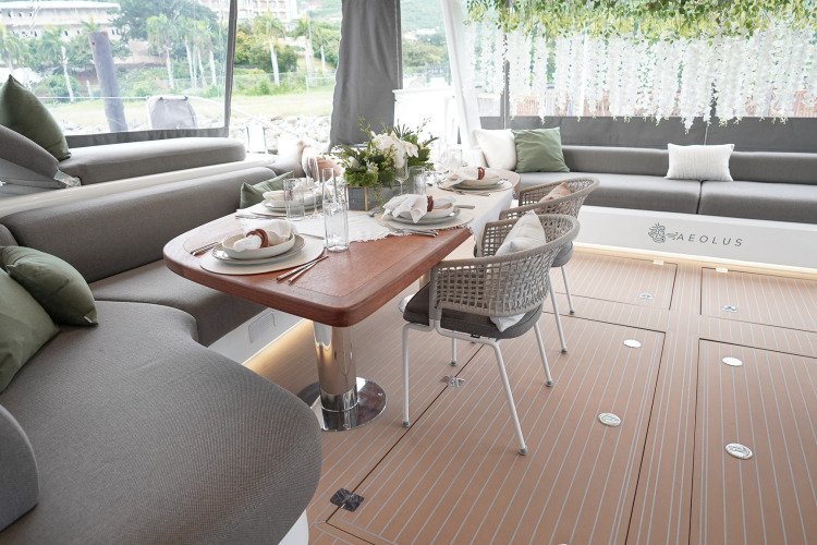 aeolus - flybridge dining