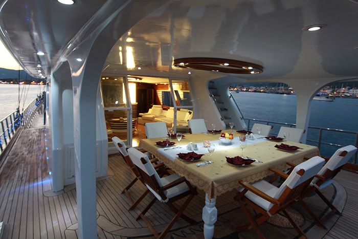 esma sultan aft deck dining