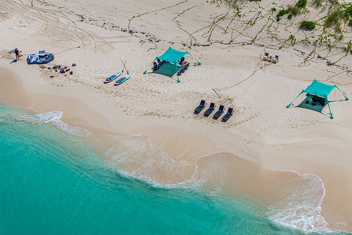 Motor yacht Hannah beach setup