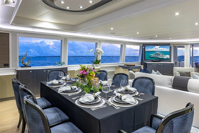 Motor yacht Hannah dining