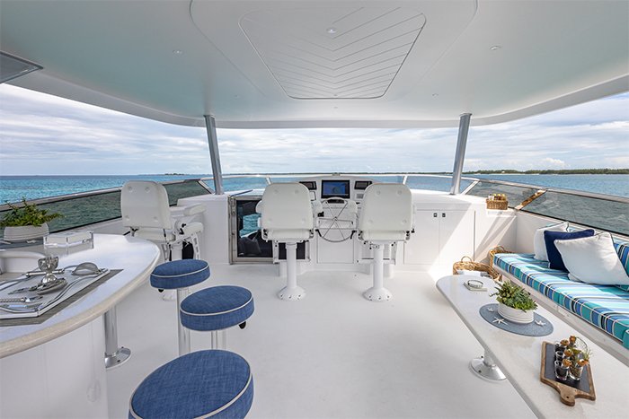 Motor yacht Hannah flybridge looking forward