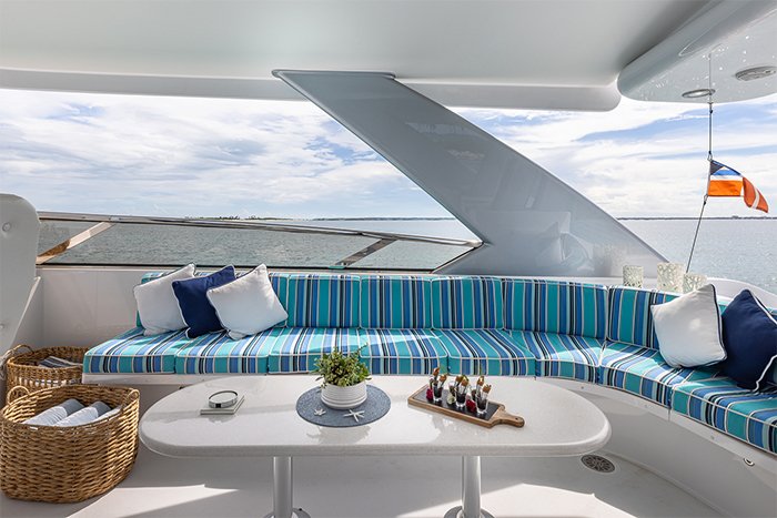 Motor yacht Hannah flybridge seating