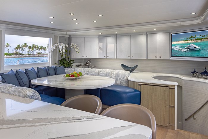 Motor yacht Hannah galley seating