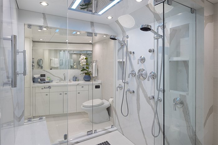 Motor yacht Hannah master bathroom b