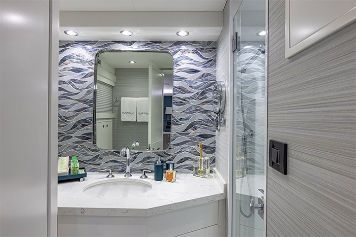 Motor yacht Hannah queen bathroom