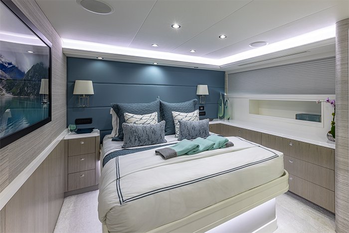 Motor yacht Hannah queen cabin