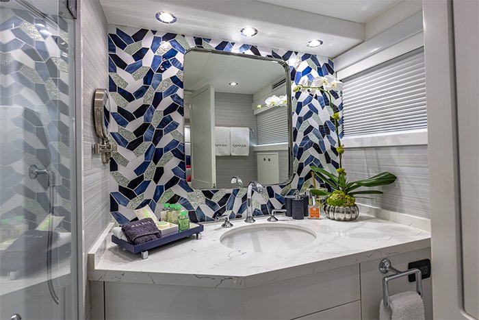 Motor yacht Hannah twin bathroom