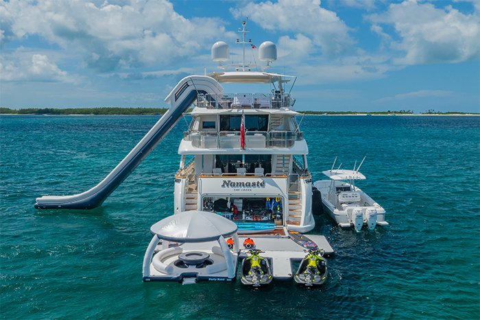 Motor yacht Namaste aft view