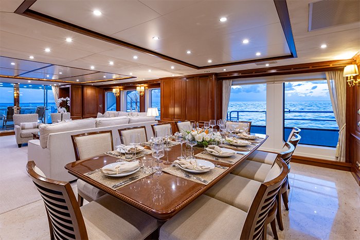 Motor yacht Namaste dining