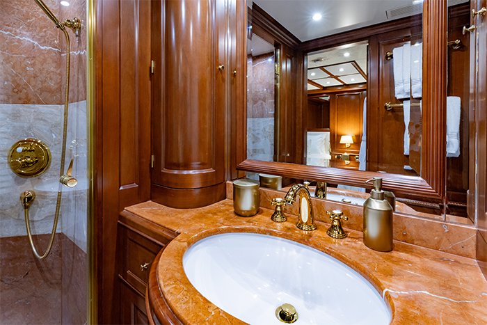 Motor yacht Namaste guest bathroom