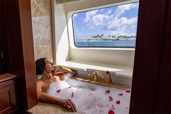 Motor yacht Namaste master bathroom b