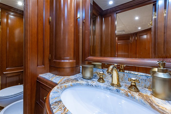 Motor yacht Namaste queen bathroom