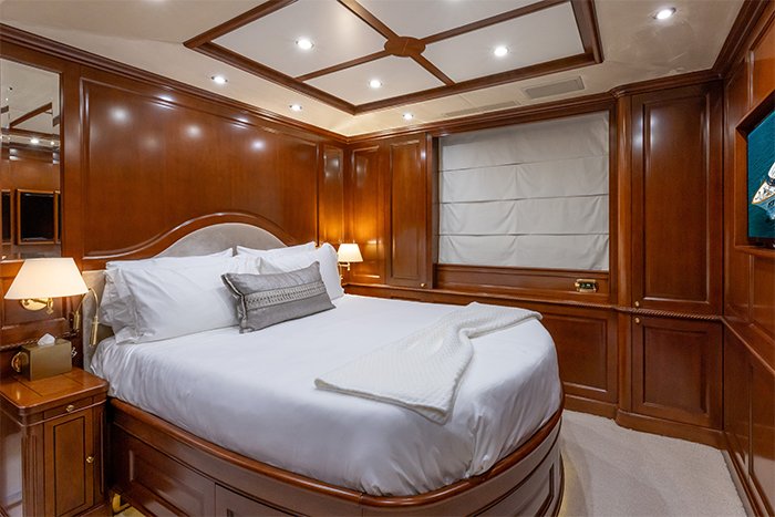 Motor yacht Namaste queen cabin 1