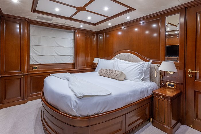 Motor yacht Namaste queen cabin 2
