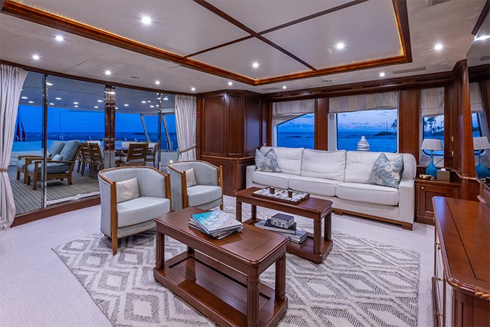 Motor yacht Namaste skylounge b