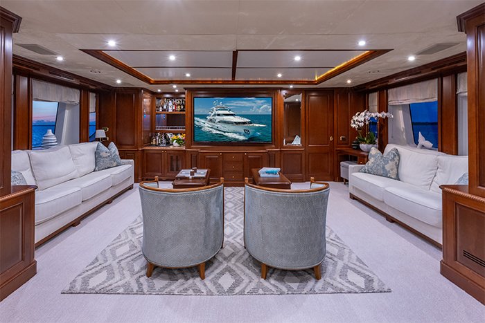 Motor yacht Namaste skylounge