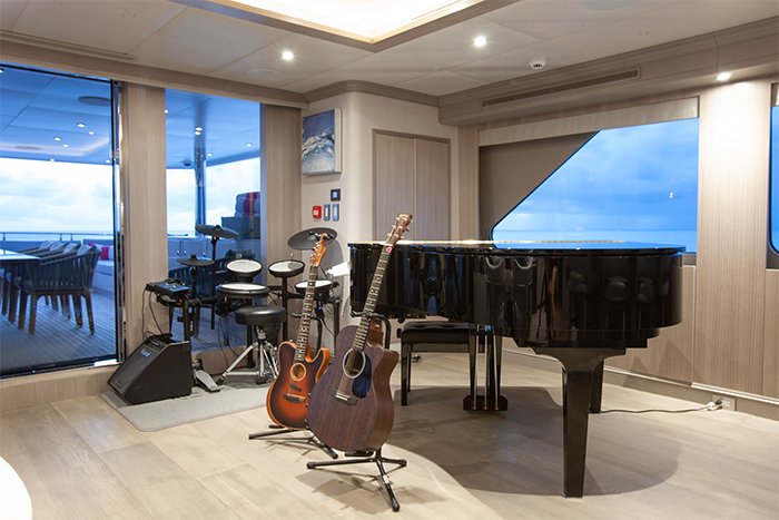 Motor Yacht No Bad Ideas 160ft skylounge instruments