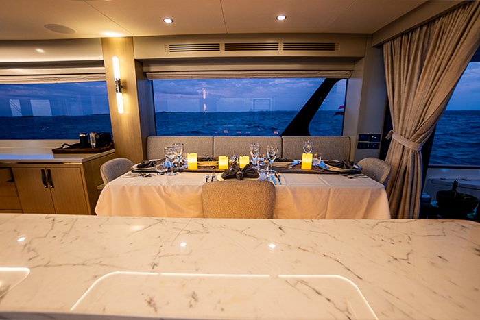 Motor Yacht Normans T4 salon dining
