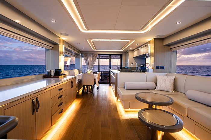 Motor Yacht Normans T4 salon