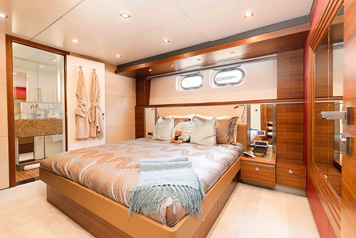 Motor yacht Sea Axis King Stateroom Mid Ship port
