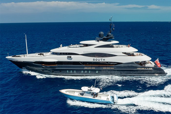 Motor yacht South cruising