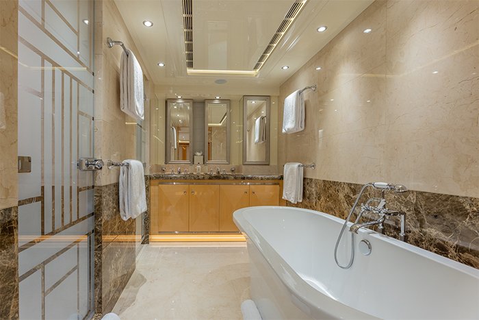 Motor yacht South guest bathroom 1