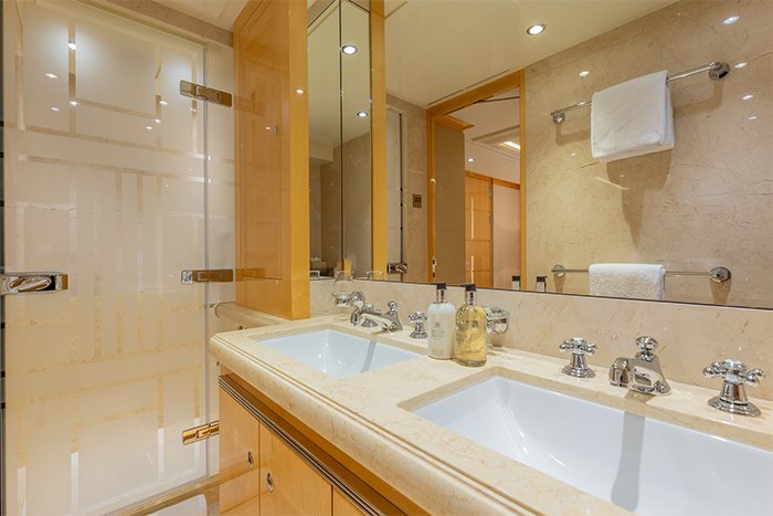 Motor yacht South guest bathroom 2