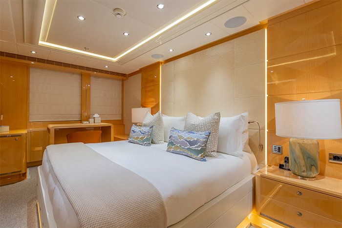 Motor yacht South guest cabin 1