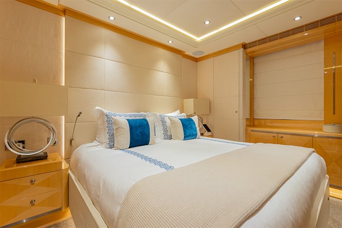 Motor yacht South guest cabin 3