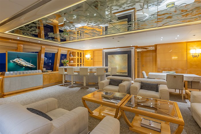 Motor yacht South main salon d