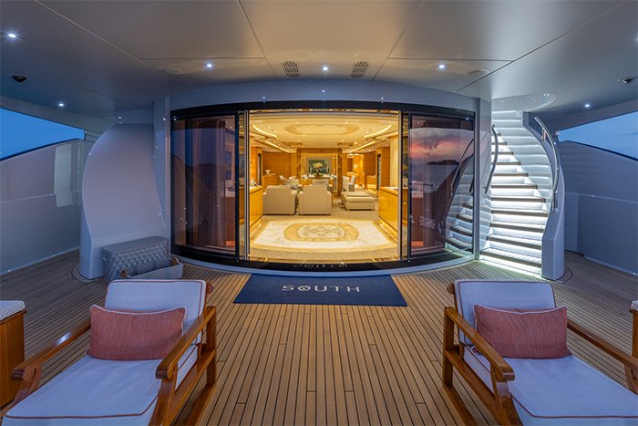 Motor yacht South main salon entrance