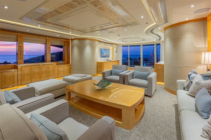 Motor yacht South main salon