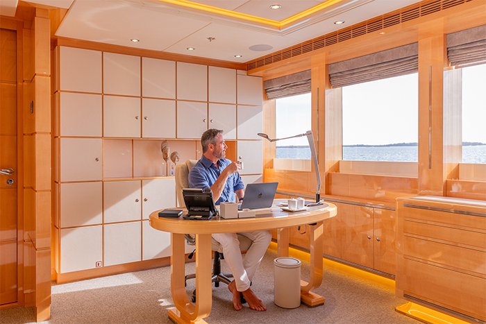 Motor yacht South master office b