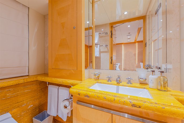 Motor yacht South twin bathroom