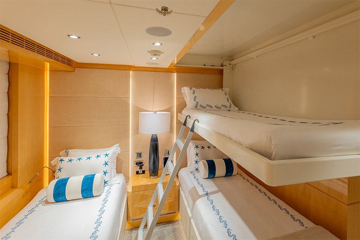 Motor yacht South twin cabin with pullman