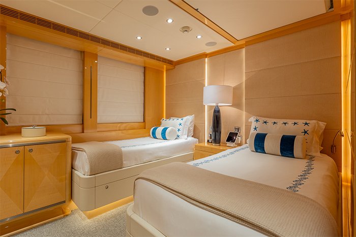 Motor yacht South twin cabin