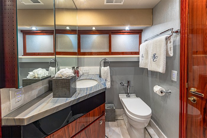 Motor yacht Sweet Escape bunk cabin bathroom